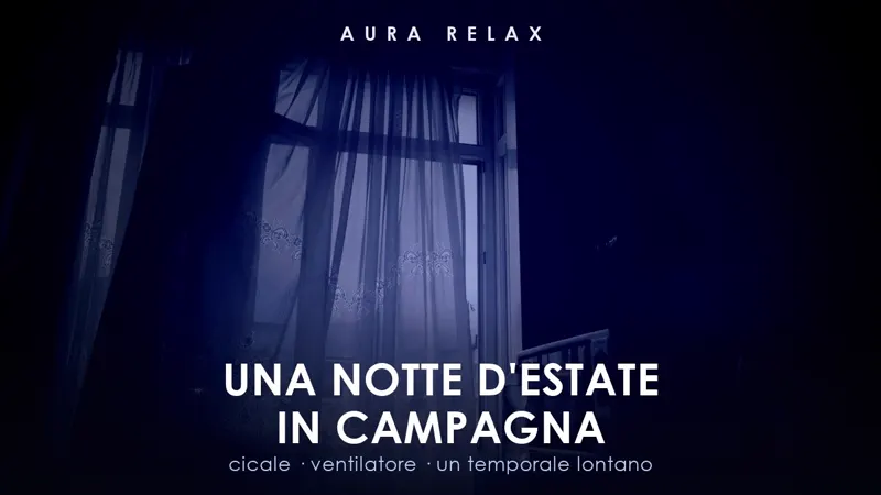 Una finestra aperta con tende leggere, di notte, in una casa di campagna