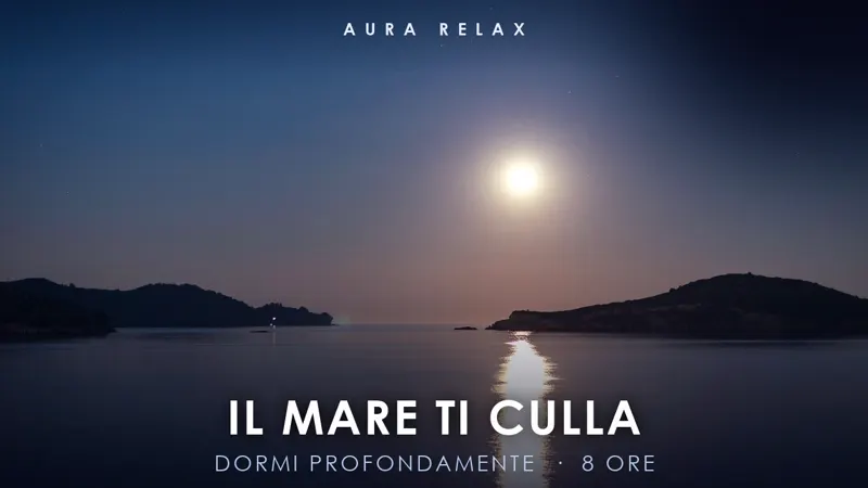 La luna piena sopra il mare calmo, tra due promontori scuri